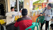 Penyaluran beras dan minyak banyuan dari pemerintah di salah satu kelurahan di Kota Palembang. Foto: istimewa