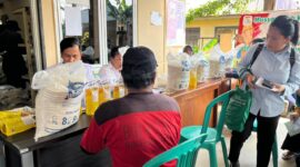 Penyaluran beras dan minyak banyuan dari pemerintah di salah satu kelurahan di Kota Palembang. Foto: istimewa