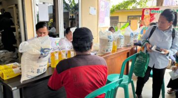Penyaluran beras dan minyak banyuan dari pemerintah di salah satu kelurahan di Kota Palembang. Foto: istimewa