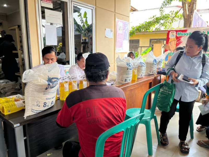 Penyaluran beras dan minyak banyuan dari pemerintah di salah satu kelurahan di Kota Palembang. Foto: istimewa