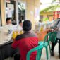Penyaluran beras dan minyak banyuan dari pemerintah di salah satu kelurahan di Kota Palembang. Foto: istimewa