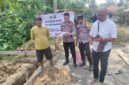 Kasium Polsek Buay Madang Timur Aipda Robbiansyah (kedua kiri) bersama Bhabinkamtibmas Brigadir Rusendi Ardianto (kedua kanan) dan Kepala Desa Berasan Mulya Pardiyono (kanan) memeriksa berkas rencana pembangunan saat meninjau titik nol proyek MCK dan Sumur Bor di lingkungan Masjid Al-Amin, Desa Berasan Mulya, Kecamatan Buay Madang Timur, Kabupaten OKU Timur. 