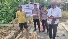 Kasium Polsek Buay Madang Timur Aipda Robbiansyah (kedua kiri) bersama Bhabinkamtibmas Brigadir Rusendi Ardianto (kedua kanan) dan Kepala Desa Berasan Mulya Pardiyono (kanan) memeriksa berkas rencana pembangunan saat meninjau titik nol proyek MCK dan Sumur Bor di lingkungan Masjid Al-Amin, Desa Berasan Mulya, Kecamatan Buay Madang Timur, Kabupaten OKU Timur. 
