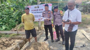Kasium Polsek Buay Madang Timur Aipda Robbiansyah (kedua kiri) bersama Bhabinkamtibmas Brigadir Rusendi Ardianto (kedua kanan) dan Kepala Desa Berasan Mulya Pardiyono (kanan) memeriksa berkas rencana pembangunan saat meninjau titik nol proyek MCK dan Sumur Bor di lingkungan Masjid Al-Amin, Desa Berasan Mulya, Kecamatan Buay Madang Timur, Kabupaten OKU Timur. 