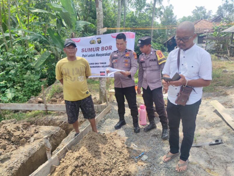 Kasium Polsek Buay Madang Timur Aipda Robbiansyah (kedua kiri) bersama Bhabinkamtibmas Brigadir Rusendi Ardianto (kedua kanan) dan Kepala Desa Berasan Mulya Pardiyono (kanan) memeriksa berkas rencana pembangunan saat meninjau titik nol proyek MCK dan Sumur Bor di lingkungan Masjid Al-Amin, Desa Berasan Mulya, Kecamatan Buay Madang Timur, Kabupaten OKU Timur. 
