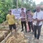 Kasium Polsek Buay Madang Timur Aipda Robbiansyah (kedua kiri) bersama Bhabinkamtibmas Brigadir Rusendi Ardianto (kedua kanan) dan Kepala Desa Berasan Mulya Pardiyono (kanan) memeriksa berkas rencana pembangunan saat meninjau titik nol proyek MCK dan Sumur Bor di lingkungan Masjid Al-Amin, Desa Berasan Mulya, Kecamatan Buay Madang Timur, Kabupaten OKU Timur. 