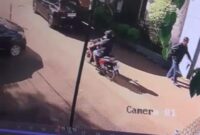 Rekaman CCTV terlihat pelaku bawa kabur motor Honda Revo milik korban.