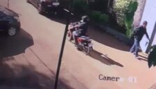 Rekaman CCTV terlihat pelaku bawa kabur motor Honda Revo milik korban.