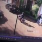 Rekaman CCTV terlihat pelaku bawa kabur motor Honda Revo milik korban.