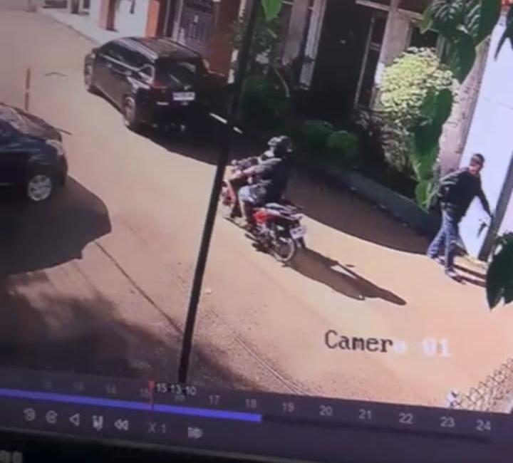 Rekaman CCTV terlihat pelaku bawa kabur motor Honda Revo milik korban.