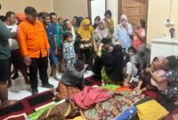 Korban saat dievakuasi di rumah duka. Foto: Basarnas Palembang.