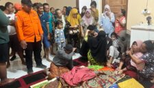 Korban saat dievakuasi di rumah duka. Foto: Basarnas Palembang.