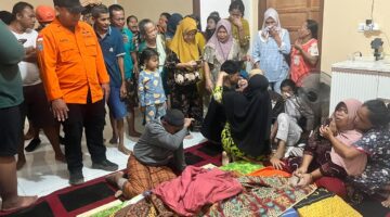 Korban saat dievakuasi di rumah duka. Foto: Basarnas Palembang.