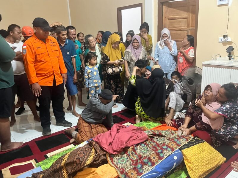 Korban saat dievakuasi di rumah duka. Foto: Basarnas Palembang.