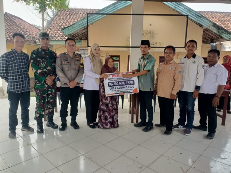 Kepala Desa Kedung Rejo, M Ahmad Asodikin (kelima kanan), menyerahkan bantuan secara simbolis kepada perwakilan warga lansia penerima manfaat disaksikan oleh Bhabinkamtibmas Polsek Buay Madang Timur Brigadir Tedy Heryadi (ketiga kiri) dan Babinsa Sertu Handoko (kedua kiri) di Balai Desa Kedung Rejo, Kecamatan Buay Madang Timur, Kabupaten OKU Timur. 