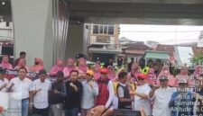 Foto : aksi massa di depan mapolda sumsel