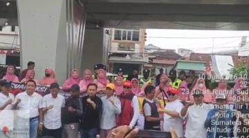Foto : aksi massa di depan mapolda sumsel