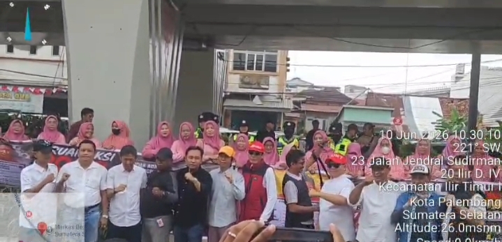 Foto : aksi massa di depan mapolda sumsel