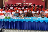 Para tersangka beserta barang bukti saat dihadirkan dalam press release di Polda Sumsel.