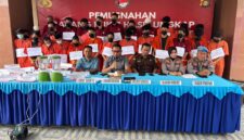 Para tersangka beserta barang bukti saat dihadirkan dalam press release di Polda Sumsel.