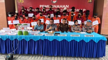 Para tersangka beserta barang bukti saat dihadirkan dalam press release di Polda Sumsel.