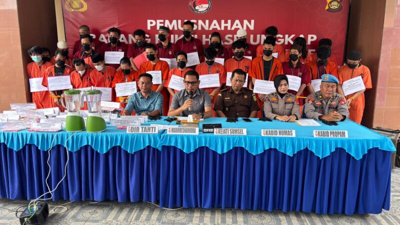Para tersangka beserta barang bukti saat dihadirkan dalam press release di Polda Sumsel.