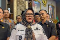 Plt Bupati Muara Enim, Sumarni saat diwawancarai usai penyerahan SK tugas di Griya Agung Palembang, Rabu (10/6/2026). Foto: Tia