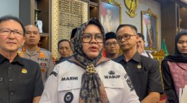 Plt Bupati Muara Enim, Sumarni saat diwawancarai usai penyerahan SK tugas di Griya Agung Palembang, Rabu (10/6/2026). Foto: Tia