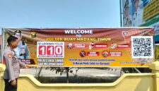 Kasium Polsek Buay Madang Timur Aipda Robbiansyah (kiri) meninjau hasil pemasangan banner sosialisasi