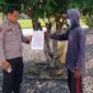 Personel Polsek Buay Madang Timur Aipda Zulkifli (kiri) menunjukan lembar Maklumat Kapolda Sumsel tentang larangan membakar hutan dan lahan kepada seorang warga di Desa Karang Tengah, Kecamatan Buay Madang Timur, Kabupaten OKU Timur, Sumatera Selatan. 