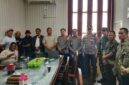 Pemerintah Kecamatan Seberang Ulu I bersama perwakilan pedagang Paguyuban Pasar 7 Ulu, unsur TNI-Polri, dan stakeholder berfoto bersama usai dialog penataan pasar guna mencari solusi kemacetan di kawasan Pasar 7 Ulu, Palembang, Kamis (11/6/2026).