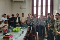 Pemerintah Kecamatan Seberang Ulu I bersama perwakilan pedagang Paguyuban Pasar 7 Ulu, unsur TNI-Polri, dan stakeholder berfoto bersama usai dialog penataan pasar guna mencari solusi kemacetan di kawasan Pasar 7 Ulu, Palembang, Kamis (11/6/2026).