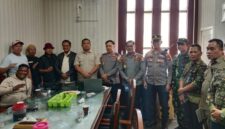 Pemerintah Kecamatan Seberang Ulu I bersama perwakilan pedagang Paguyuban Pasar 7 Ulu, unsur TNI-Polri, dan stakeholder berfoto bersama usai dialog penataan pasar guna mencari solusi kemacetan di kawasan Pasar 7 Ulu, Palembang, Kamis (11/6/2026).