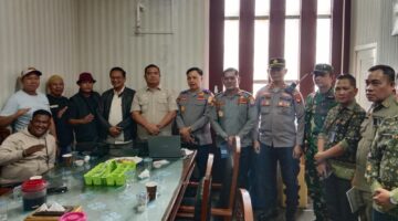Pemerintah Kecamatan Seberang Ulu I bersama perwakilan pedagang Paguyuban Pasar 7 Ulu, unsur TNI-Polri, dan stakeholder berfoto bersama usai dialog penataan pasar guna mencari solusi kemacetan di kawasan Pasar 7 Ulu, Palembang, Kamis (11/6/2026).