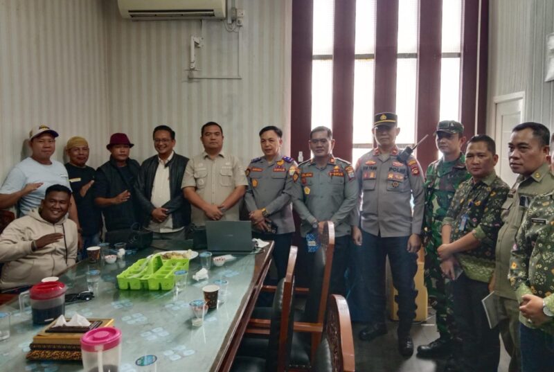 Pemerintah Kecamatan Seberang Ulu I bersama perwakilan pedagang Paguyuban Pasar 7 Ulu, unsur TNI-Polri, dan stakeholder berfoto bersama usai dialog penataan pasar guna mencari solusi kemacetan di kawasan Pasar 7 Ulu, Palembang, Kamis (11/6/2026).