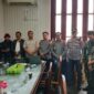 Pemerintah Kecamatan Seberang Ulu I bersama perwakilan pedagang Paguyuban Pasar 7 Ulu, unsur TNI-Polri, dan stakeholder berfoto bersama usai dialog penataan pasar guna mencari solusi kemacetan di kawasan Pasar 7 Ulu, Palembang, Kamis (11/6/2026).