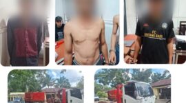 Ketiga tersangka beserta barang bukti saat diamankan. Foto: polisi.
