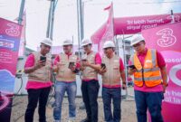 (dari kiri ke kanan) Yesias Petrus Boeboe (SVP Head of Region South Sumatra IOH), M. Andre Reinaldy H (SVP Head of Growth Sumatra IOH), Alexander Febrian Purba (AVP Head of Sales Southern Sumatra IOH), Irvan Kurniawan (VP Head of Technology Sumatra IOH), dan Leo Okfidensius Rumapea (AVP Head of Technology and FTTH South Sumatra IOH) berada di BTS Kenten Ujung Palembang untuk uji coba keandalan sinyal Tri yang kini didukung dengan jaringan Indosat 5G.