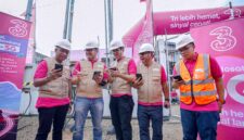 (dari kiri ke kanan) Yesias Petrus Boeboe (SVP Head of Region South Sumatra IOH), M. Andre Reinaldy H (SVP Head of Growth Sumatra IOH), Alexander Febrian Purba (AVP Head of Sales Southern Sumatra IOH), Irvan Kurniawan (VP Head of Technology Sumatra IOH), dan Leo Okfidensius Rumapea (AVP Head of Technology and FTTH South Sumatra IOH) berada di BTS Kenten Ujung Palembang untuk uji coba keandalan sinyal Tri yang kini didukung dengan jaringan Indosat 5G.