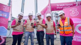 (dari kiri ke kanan) Yesias Petrus Boeboe (SVP Head of Region South Sumatra IOH), M. Andre Reinaldy H (SVP Head of Growth Sumatra IOH), Alexander Febrian Purba (AVP Head of Sales Southern Sumatra IOH), Irvan Kurniawan (VP Head of Technology Sumatra IOH), dan Leo Okfidensius Rumapea (AVP Head of Technology and FTTH South Sumatra IOH) berada di BTS Kenten Ujung Palembang untuk uji coba keandalan sinyal Tri yang kini didukung dengan jaringan Indosat 5G.
