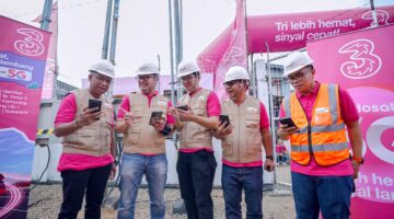 (dari kiri ke kanan) Yesias Petrus Boeboe (SVP Head of Region South Sumatra IOH), M. Andre Reinaldy H (SVP Head of Growth Sumatra IOH), Alexander Febrian Purba (AVP Head of Sales Southern Sumatra IOH), Irvan Kurniawan (VP Head of Technology Sumatra IOH), dan Leo Okfidensius Rumapea (AVP Head of Technology and FTTH South Sumatra IOH) berada di BTS Kenten Ujung Palembang untuk uji coba keandalan sinyal Tri yang kini didukung dengan jaringan Indosat 5G.
