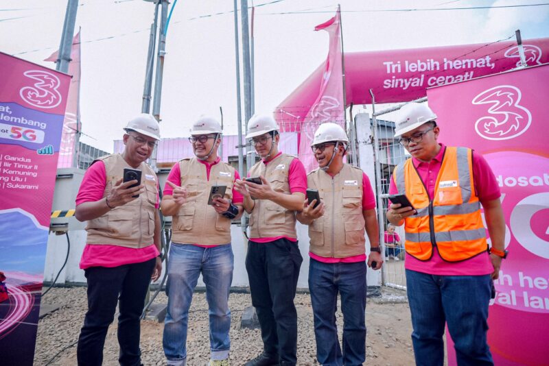 (dari kiri ke kanan) Yesias Petrus Boeboe (SVP Head of Region South Sumatra IOH), M. Andre Reinaldy H (SVP Head of Growth Sumatra IOH), Alexander Febrian Purba (AVP Head of Sales Southern Sumatra IOH), Irvan Kurniawan (VP Head of Technology Sumatra IOH), dan Leo Okfidensius Rumapea (AVP Head of Technology and FTTH South Sumatra IOH) berada di BTS Kenten Ujung Palembang untuk uji coba keandalan sinyal Tri yang kini didukung dengan jaringan Indosat 5G.