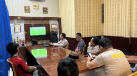 Jajaran personel Polsek Buay Madang Timur bersama warga sekitar membaur menyaksikan siaran langsung pertandingan babak penyisihan Piala Dunia 2026 antara Qatar vs Swiss di ruang pertemuan Mako Polsek Buay Madang Timur, Kabupaten OKU Timur, Sumatra Selatan. 