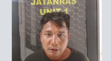 Salah satu tersangka saat diamankan.