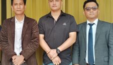 Foto :  ketua yayasan PGRI Sumsel didampingi kuasa hukumnya