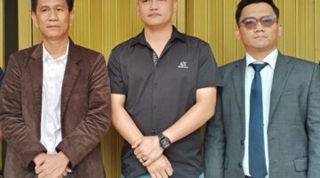 Foto :  ketua yayasan PGRI Sumsel didampingi kuasa hukumnya