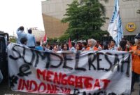 Aksi unjuk rasa mahasiswa di depan gedung DPRD Provinsi Sumsel. Senin (15/6/2026).