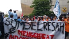 Aksi unjuk rasa mahasiswa di depan gedung DPRD Provinsi Sumsel. Senin (15/6/2026).