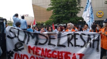 Aksi unjuk rasa mahasiswa di depan gedung DPRD Provinsi Sumsel. Senin (15/6/2026).