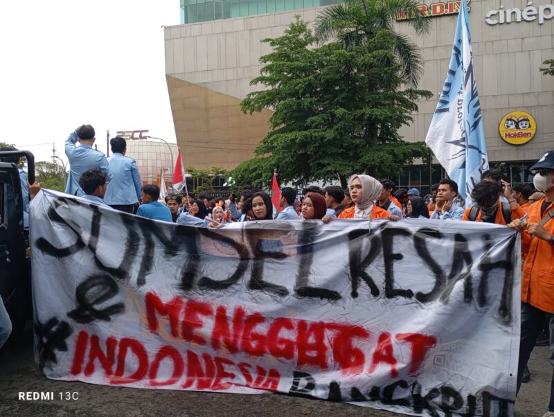 Aksi unjuk rasa mahasiswa di depan gedung DPRD Provinsi Sumsel. Senin (15/6/2026).